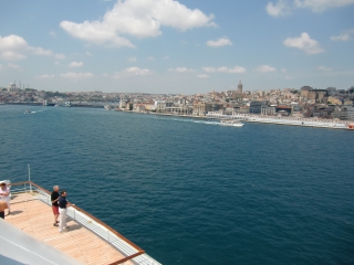 眼前に迫るイスタンブールの街並み