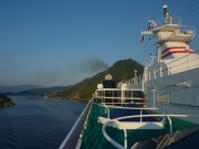 フィヨルドを航行するセレニティ