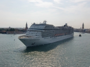 次々と大型客船が出港していきます。
