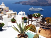 フィラの街から船を望む