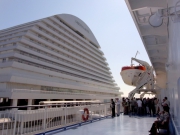 デッキのちょうど正面が客船ターミナルの見送りテラス