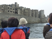 上陸前に島を一周　建物について説明を受けます。