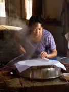 生春巻の皮をつくる女性（カイベーにて） 先生に教わって撮りました！！