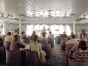 スカーフのアレンジ実演中。