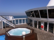 窓で囲まれた開放的なジムとトップラウンジ。