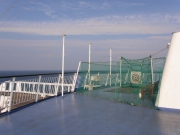 飛びすぎたら「海ポチャ」!?