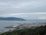 淡路島に続く明石海峡大橋