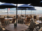 デッキテラスではランチやティータイム