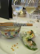 お箸をつかって食べられます。