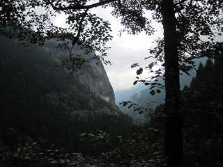 断崖にあるスメラ僧院   真ん中の小さい建物が僧院です。