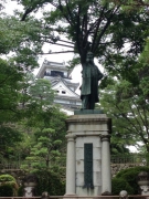 高知城を背にした板垣退助像