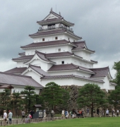 会津若松駅から徒歩３０〜４０分に位置する鶴ヶ城