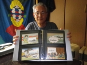 絵葉書ファイルを取り出して見せていただいた笠原喜保さん。収集を始めて十数年になるそうです。