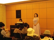 ソプラノとピアノ演奏　すばらしい歌声とピアノ演奏は人々を魅了し至福のひと時でした。　撮影協力：横浜市民広間演奏会・日本郵船歴史博物館