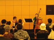 コントラバスとチェロの演奏　楽器の特徴などの説明もあり皆様興味深く聞き入っていました。撮影協力：横浜市民広間演奏会・日本郵船歴史博物館