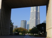 赤レンガ倉庫寄りから見たランドマークタワーの風景画