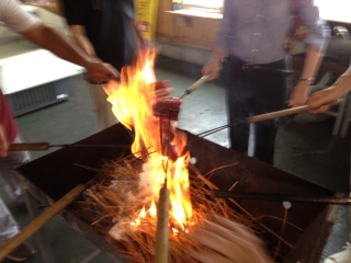 カツオを藁であぶり中