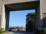 桜木町駅寄りから見た赤レンガ倉庫の風景画