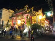 初詣客で賑わう横浜中華街の開帝廟