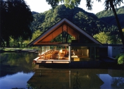 水上に浮かぶレストラン「ももちどり」