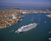 飛鳥ＩＩのベニス入港シーン