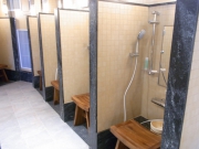 仕切り付きの洗い場完備