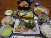 黒島の地元の魚介類を使った「島めし」