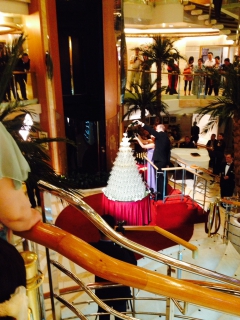 船内アトリウムにて