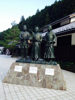 銅像（左から高杉晋作、吉田松陰、久坂玄瑞）