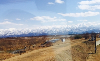 車内から立山連峰を望む