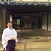 村下村塾講義堂前にて