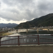 手前の橋より望む