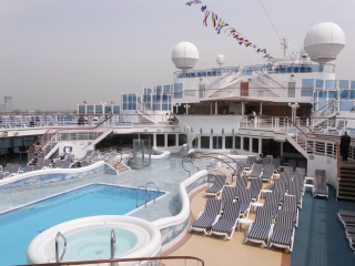 ダイヤモンド・プリンセス 14階リド・デッキにて