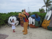 サインをするプルートー