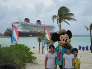 船をバックに寄港地でミニーと。